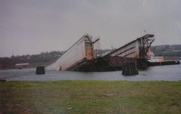 Schwimmdock Alsensund mit einem Kieler Schlepper im Hintergrund